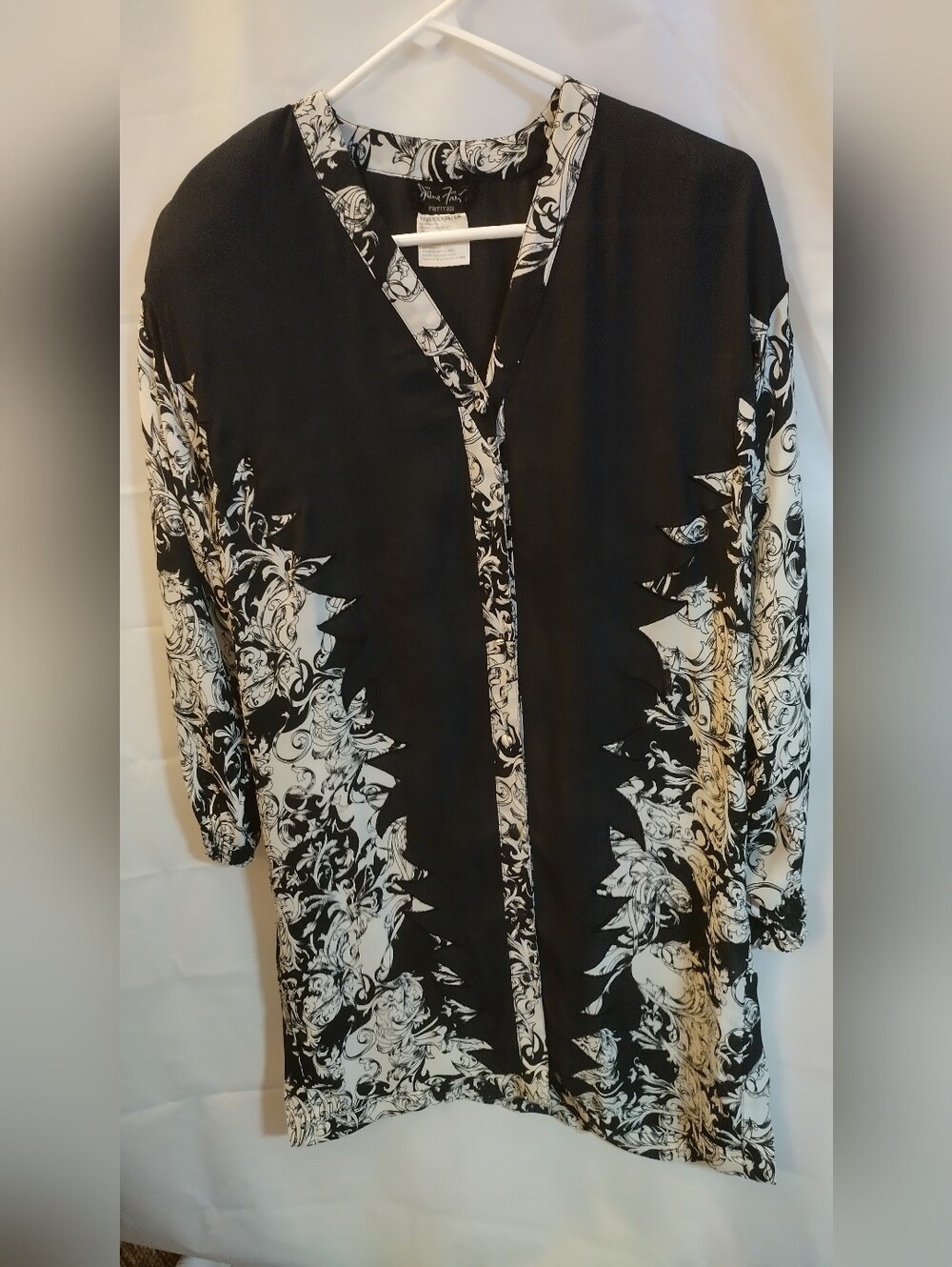 Vintage Diane Freis Black & White Floral V-Neck Women's Top
